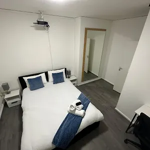 unique-double-bedroom.cambridgehotelsuk.com/